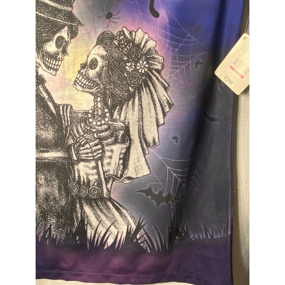 Halloween graphic tshirt with bride and groom skeleton. - Picture 7 of 12